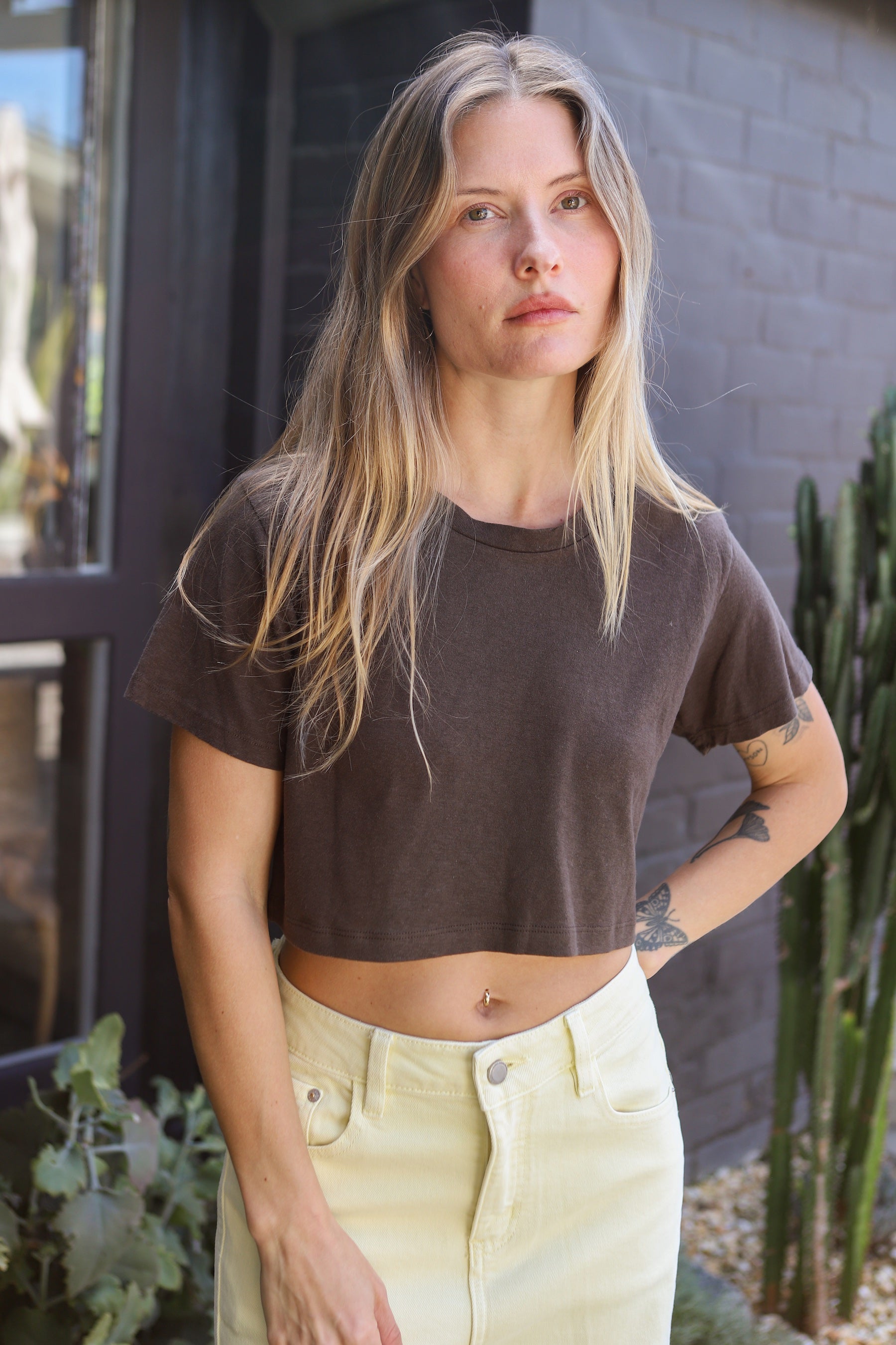 Coffee Bean Lorel Super Cropped Tee – Prism Boutique