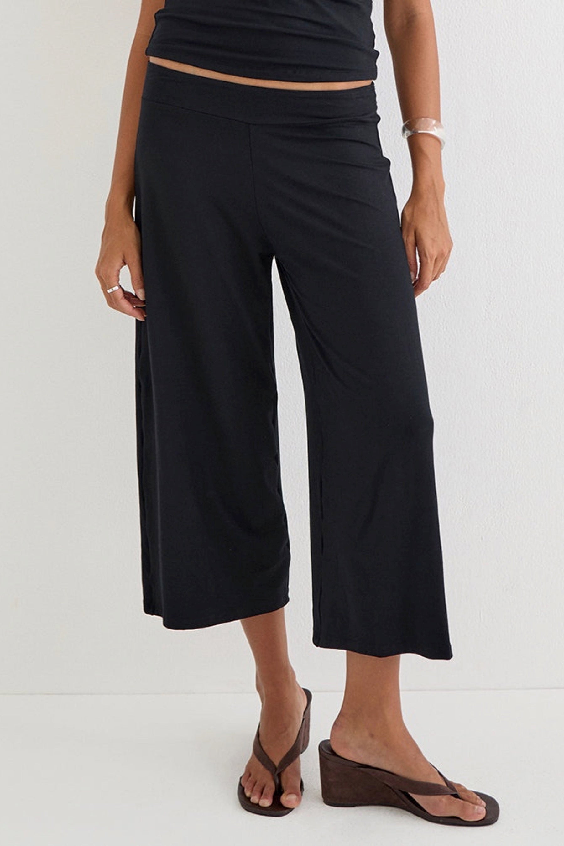 Black Ano Capri
