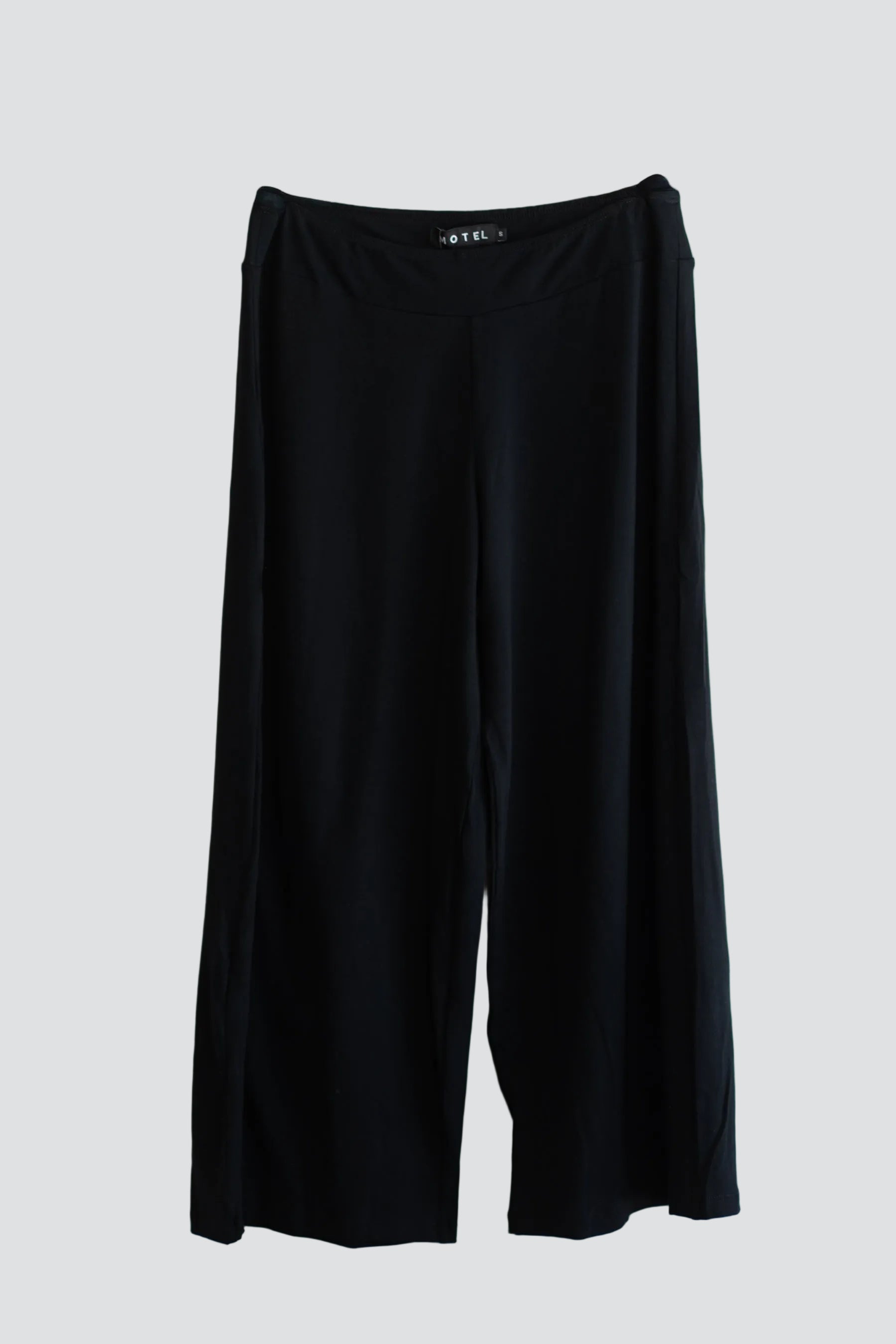 Black Ano Capri