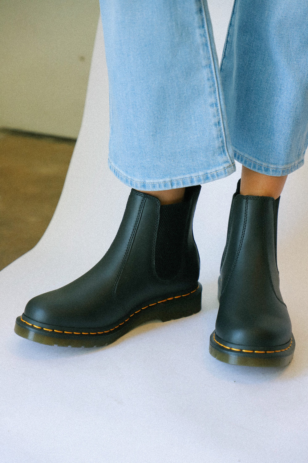 2976 zip chelsea boots black